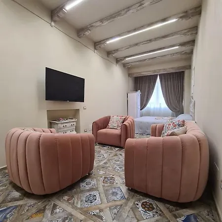 L' Incantevole Loft Di Lucrezia Pietrasanta